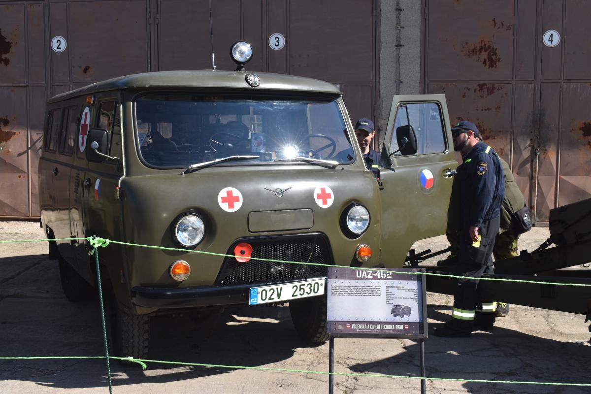 Přehlídka automobilové techniky v depozitáři TMB v Řečkovicích