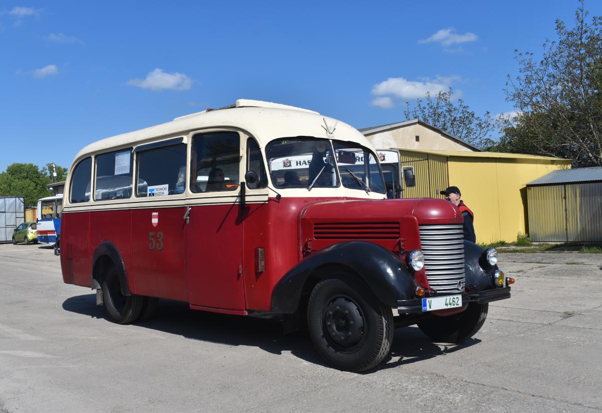 Přehlídka automobilové techniky v depozitáři TMB v Řečkovicích