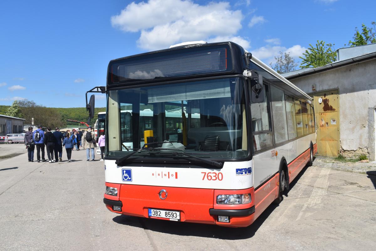 Přehlídka automobilové techniky v depozitáři TMB v Řečkovicích