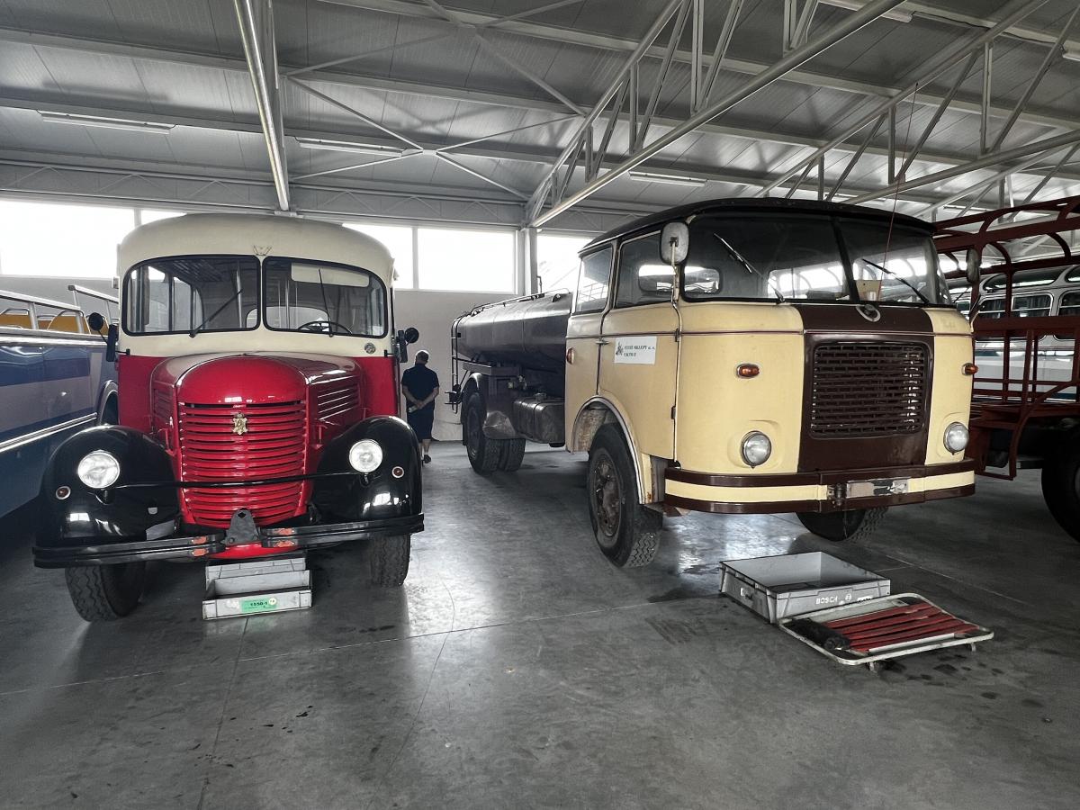 Tři desítky historických autobusů pod jednou střechou v Loučeni