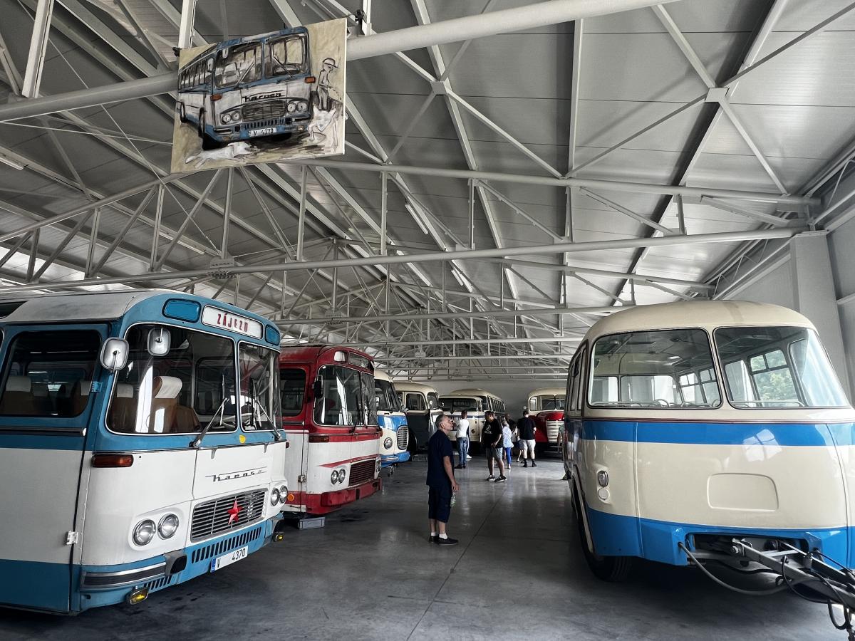 Tři desítky historických autobusů pod jednou střechou v Loučeni