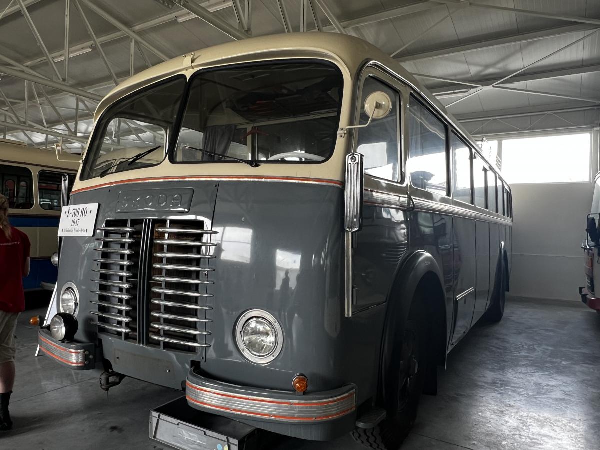 Tři desítky historických autobusů pod jednou střechou v Loučeni
