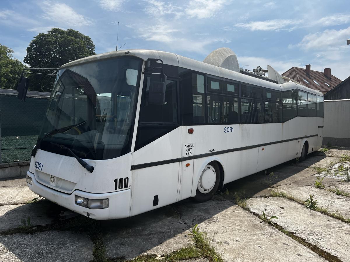 Tři desítky historických autobusů pod jednou střechou v Loučeni