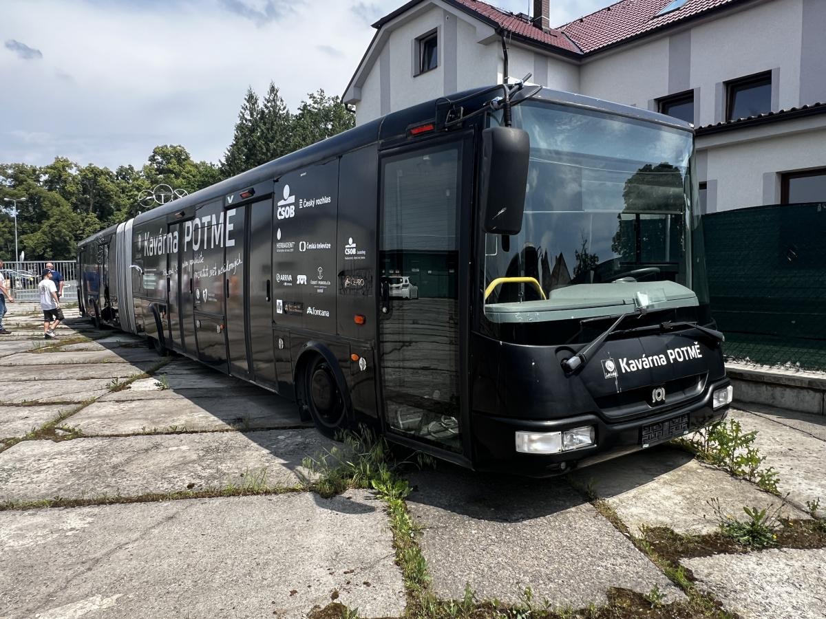 Tři desítky historických autobusů pod jednou střechou v Loučeni