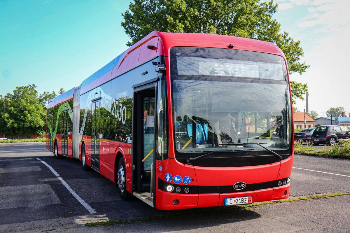 V maďarském závodě BYD vyrobili kloubový elektrobus