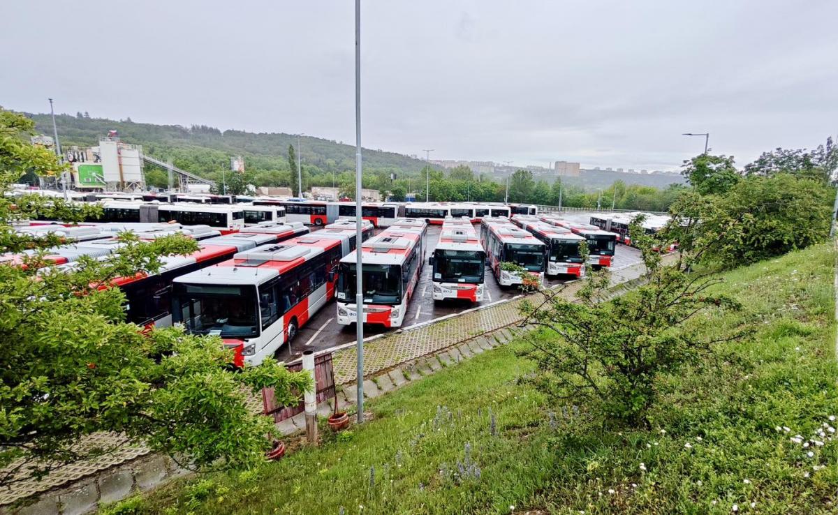 Hybridní kloubové autobusy Iveco Urbanway v Praze