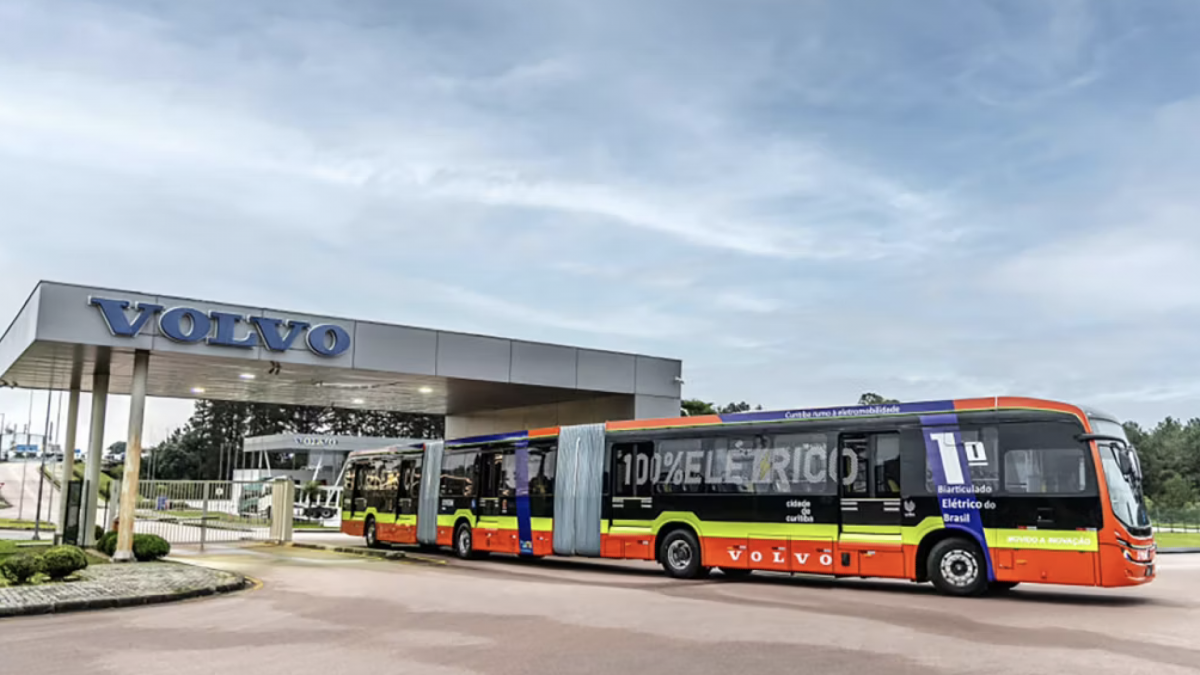 Volvo Buses začíná s testováním 28metrových dvoukloubových e-busů 