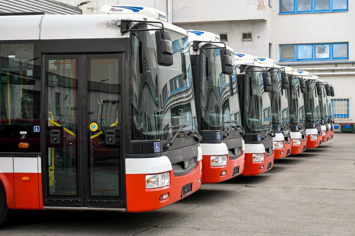 Praha a DPP letos darovaly pěti ukrajinským městům 30 autobusů