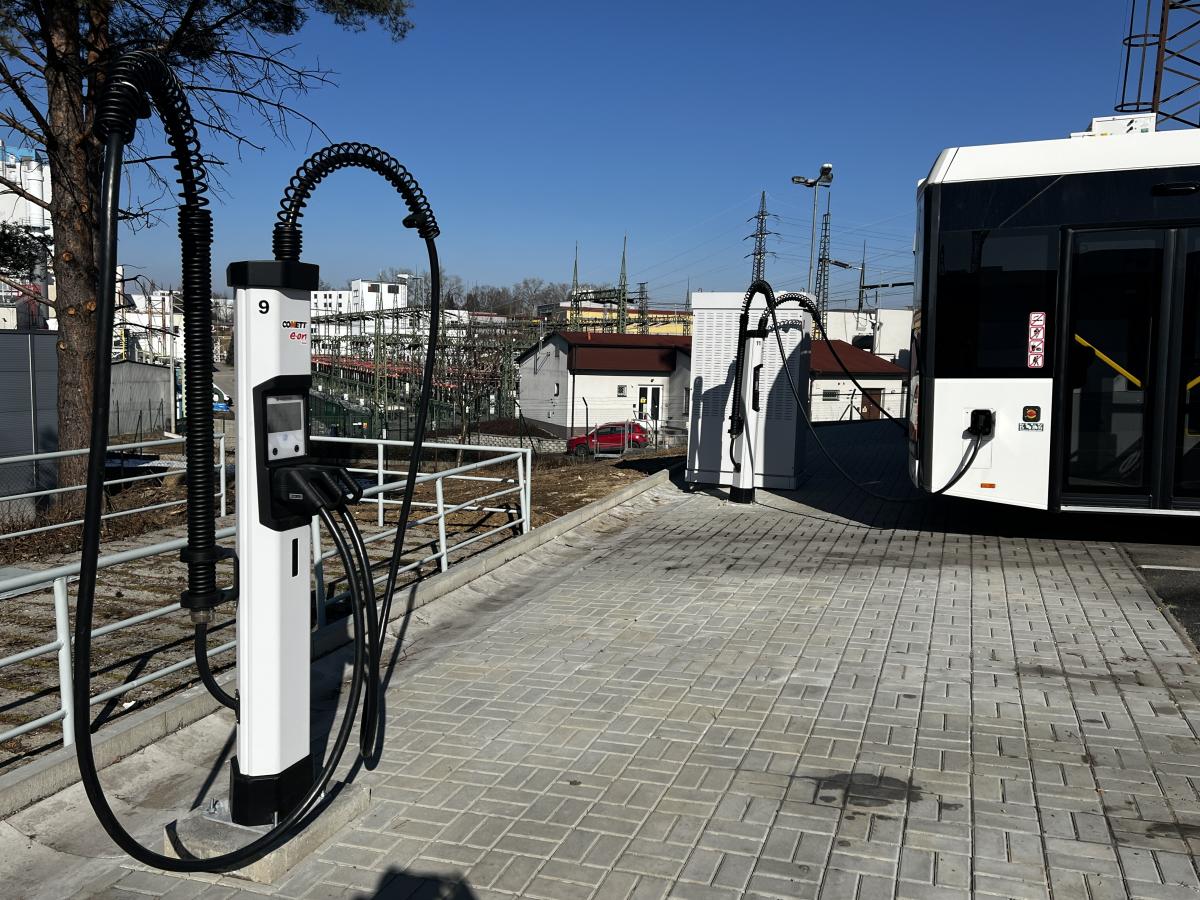 COMETT PLUS ukázal své moderní depo pro nabíjení elektrobusů 