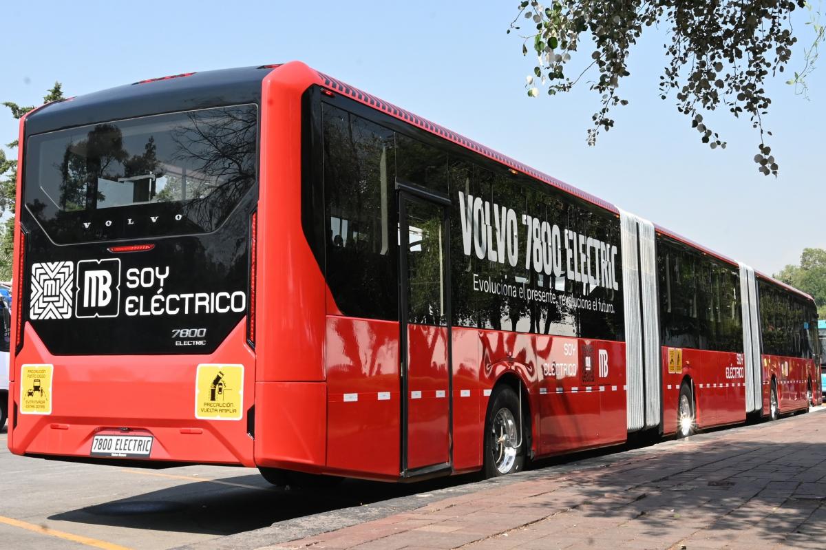 Volvo Buses vyrábí v Mexiku dvoukloubové elektrické autobusy pro BRT linky