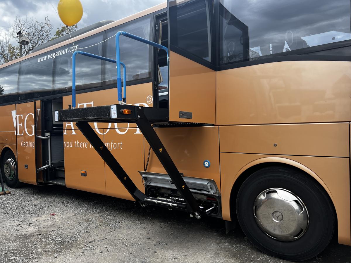 Autobusy v Praze na Letné a Vega Tour 17. května 2025