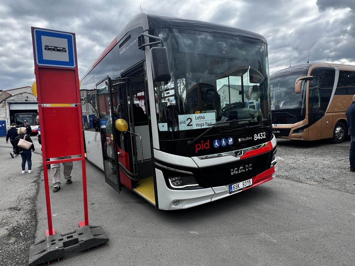 Autobusy v Praze na Letné a Vega Tour 17. května 2025