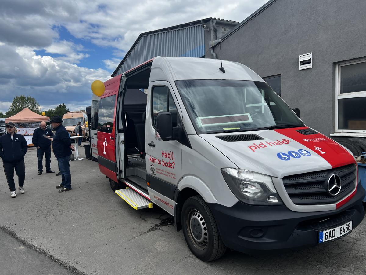 Autobusy v Praze na Letné a Vega Tour 17. května 2025