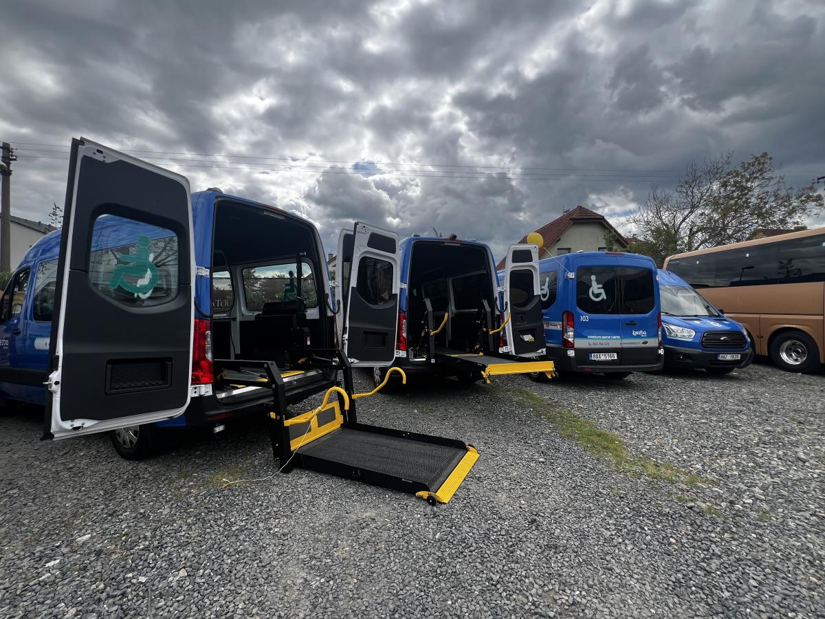 Autobusy v Praze na Letné a Vega Tour 17. května 2025