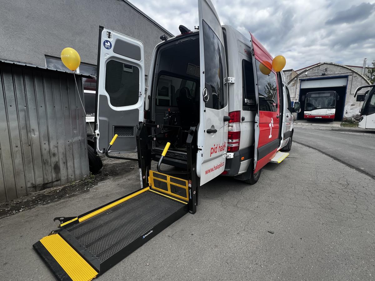 Autobusy v Praze na Letné a Vega Tour 17. května 2025