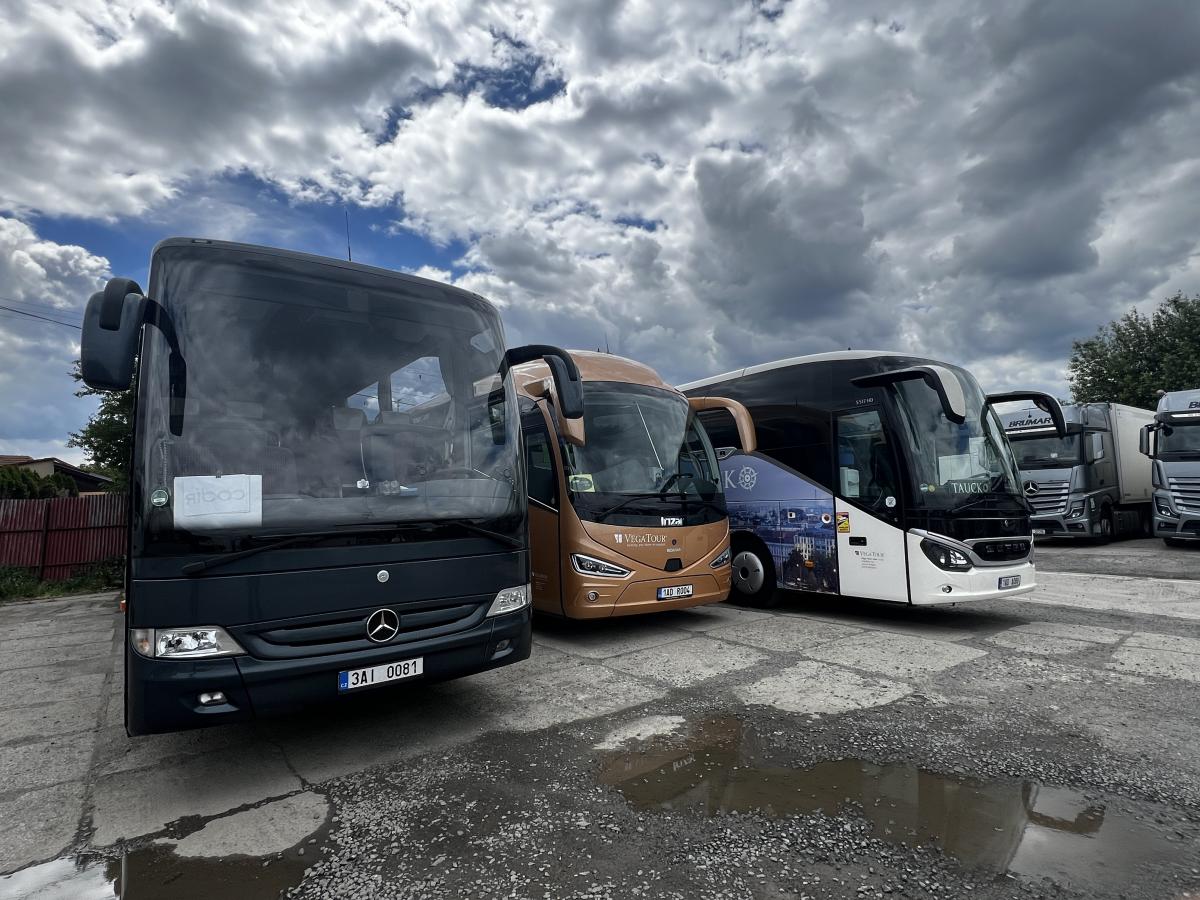 Autobusy v Praze na Letné a Vega Tour 17. května 2025