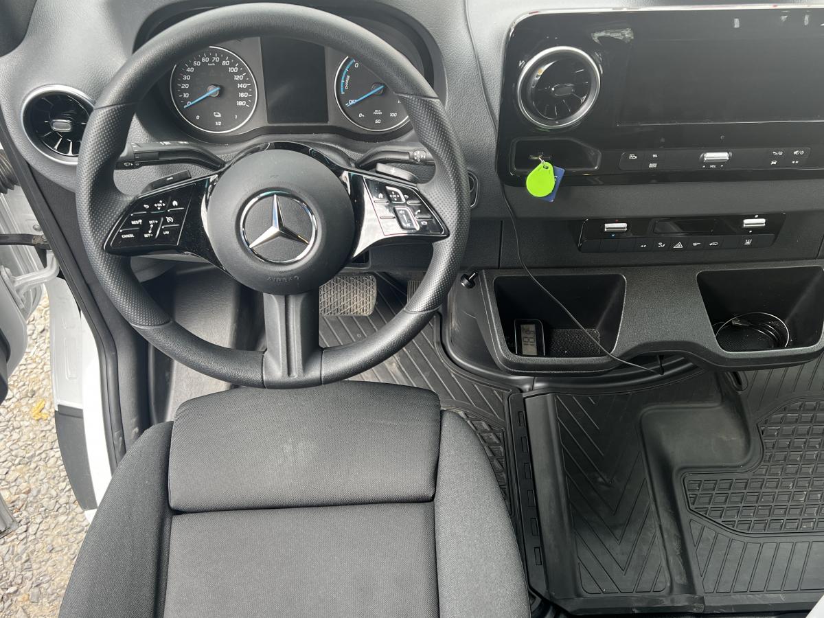 Autobusy v Praze na Letné a Vega Tour 17. května 2025