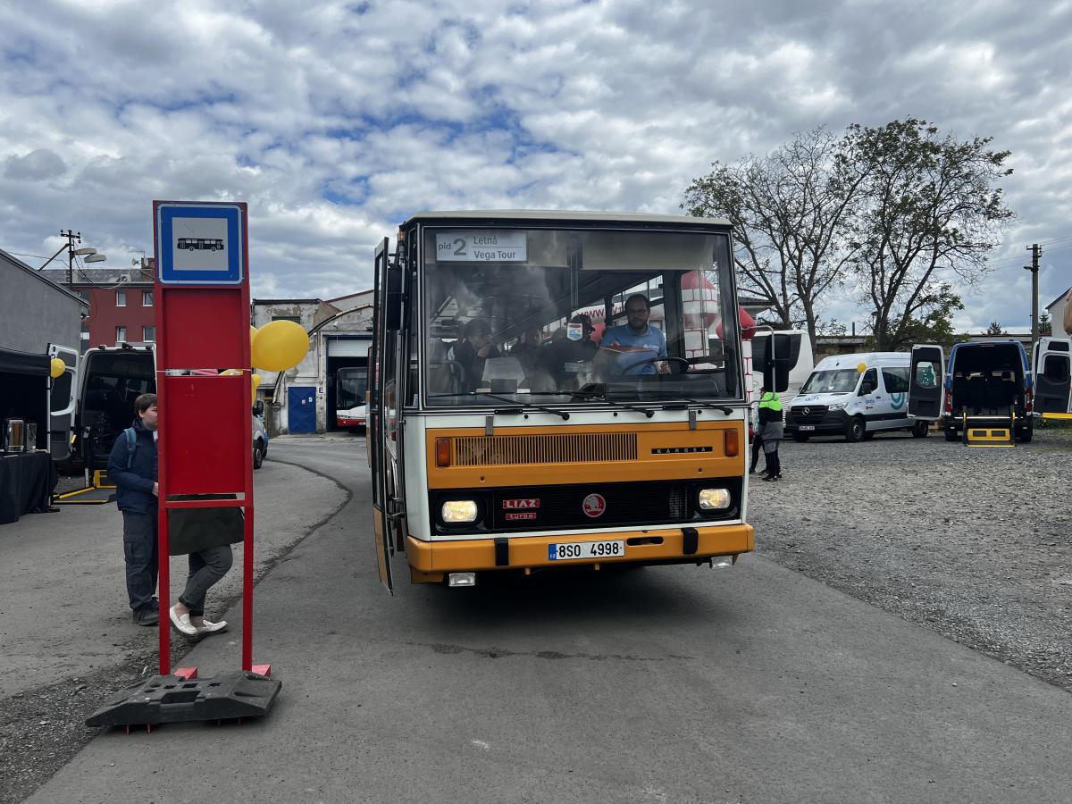 Autobusy v Praze na Letné a Vega Tour 17. května 2025