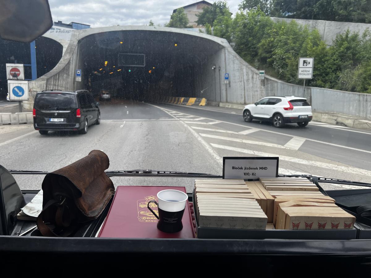 Autobusy v Praze na Letné a Vega Tour 17. května 2025