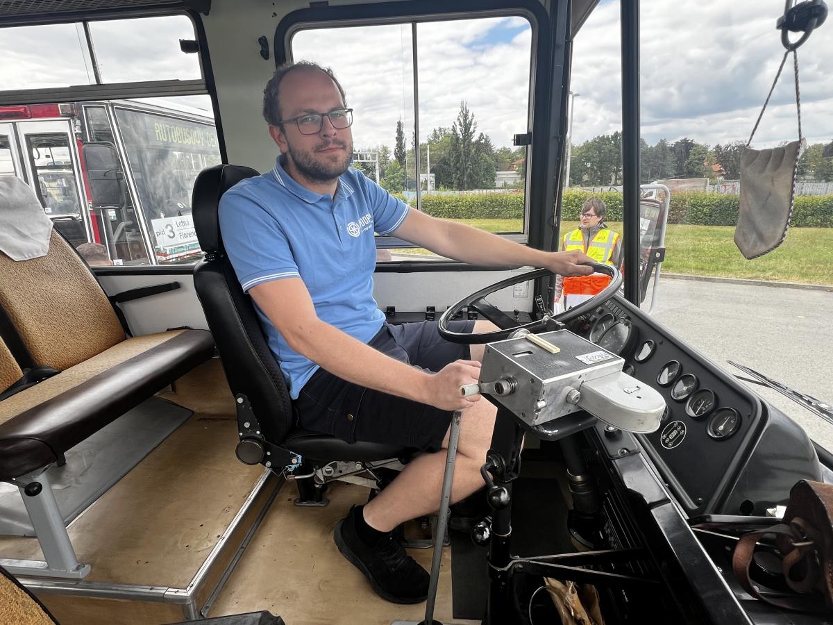 Autobusy v Praze na Letné a Vega Tour 17. května 2025