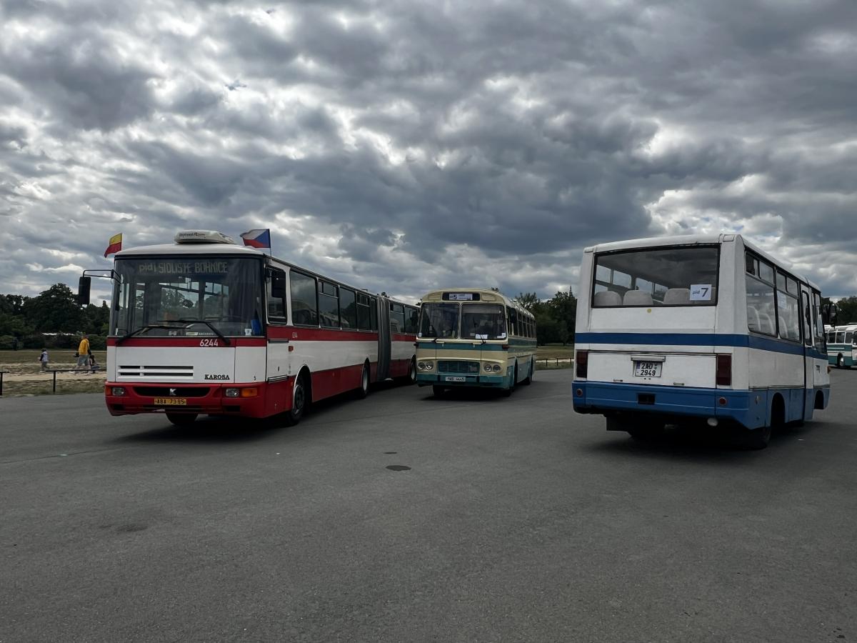 Autobusy v Praze na Letné a Vega Tour 17. května 2025