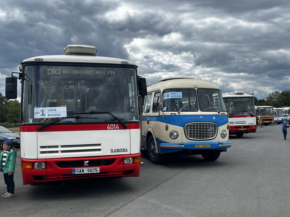 Autobusy v Praze na Letné a Vega Tour 17. května 2025