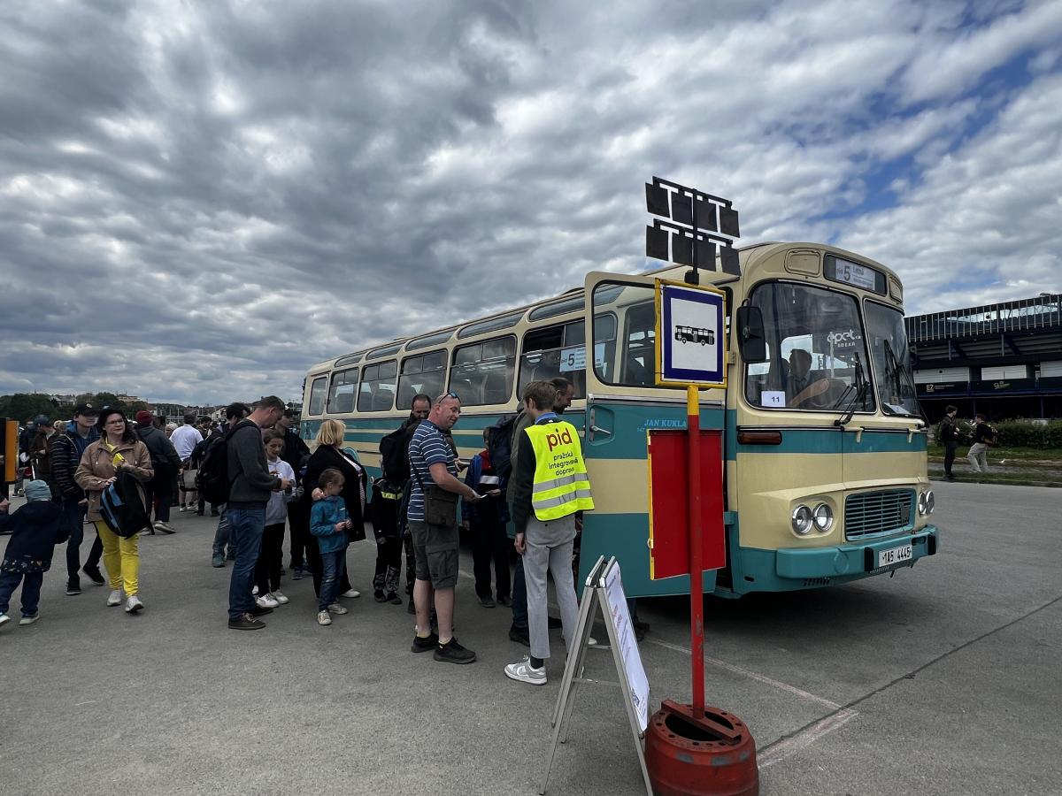 Autobusy v Praze na Letné a Vega Tour 17. května 2025