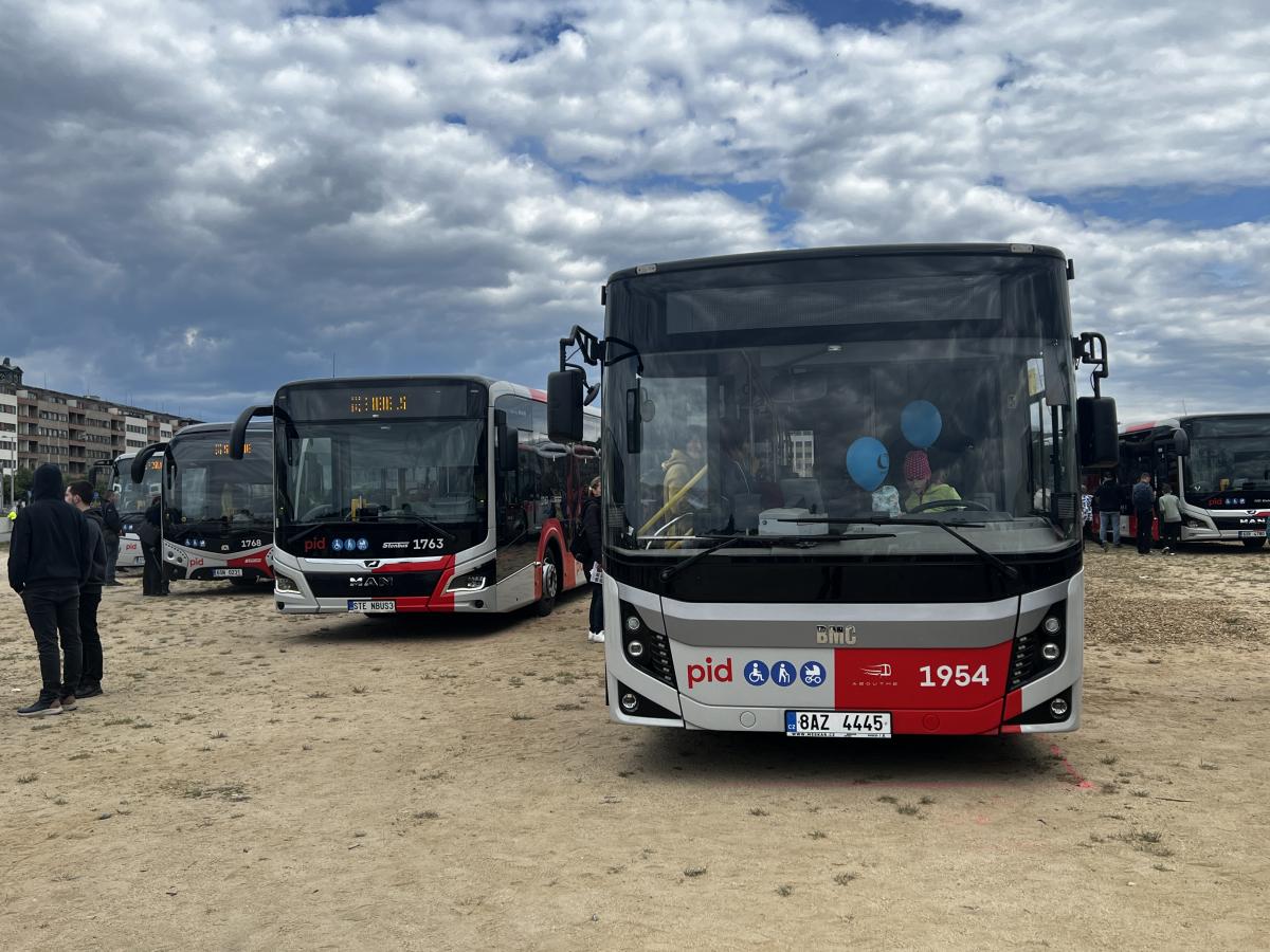 Autobusy v Praze na Letné a Vega Tour 17. května 2025