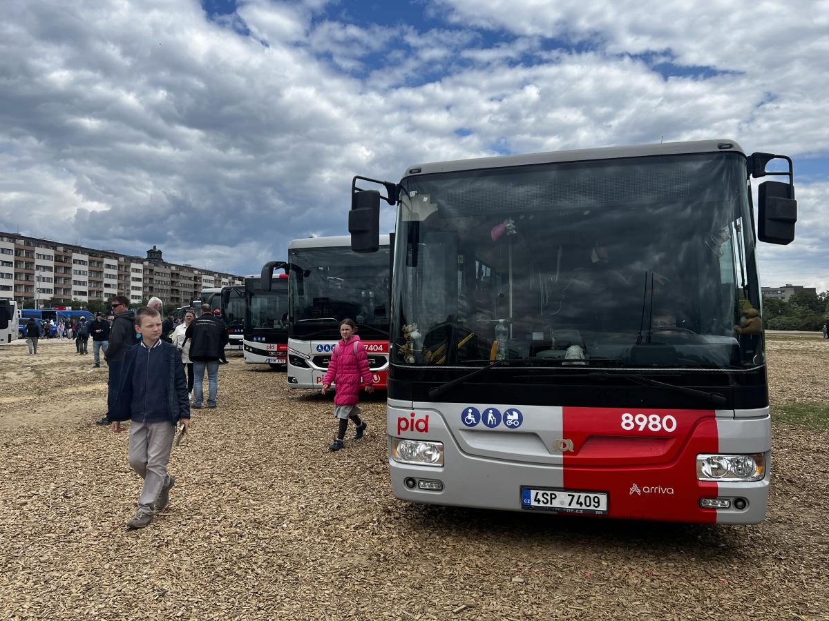 Autobusy v Praze na Letné a Vega Tour 17. května 2025