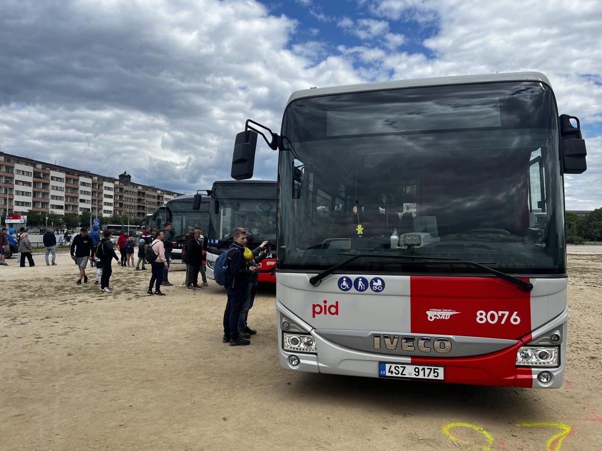 Autobusy v Praze na Letné a Vega Tour 17. května 2025