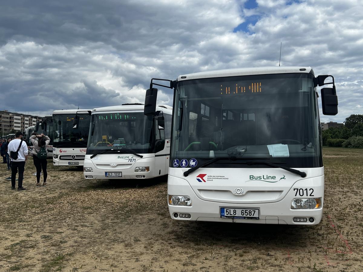 Autobusy v Praze na Letné a Vega Tour 17. května 2025