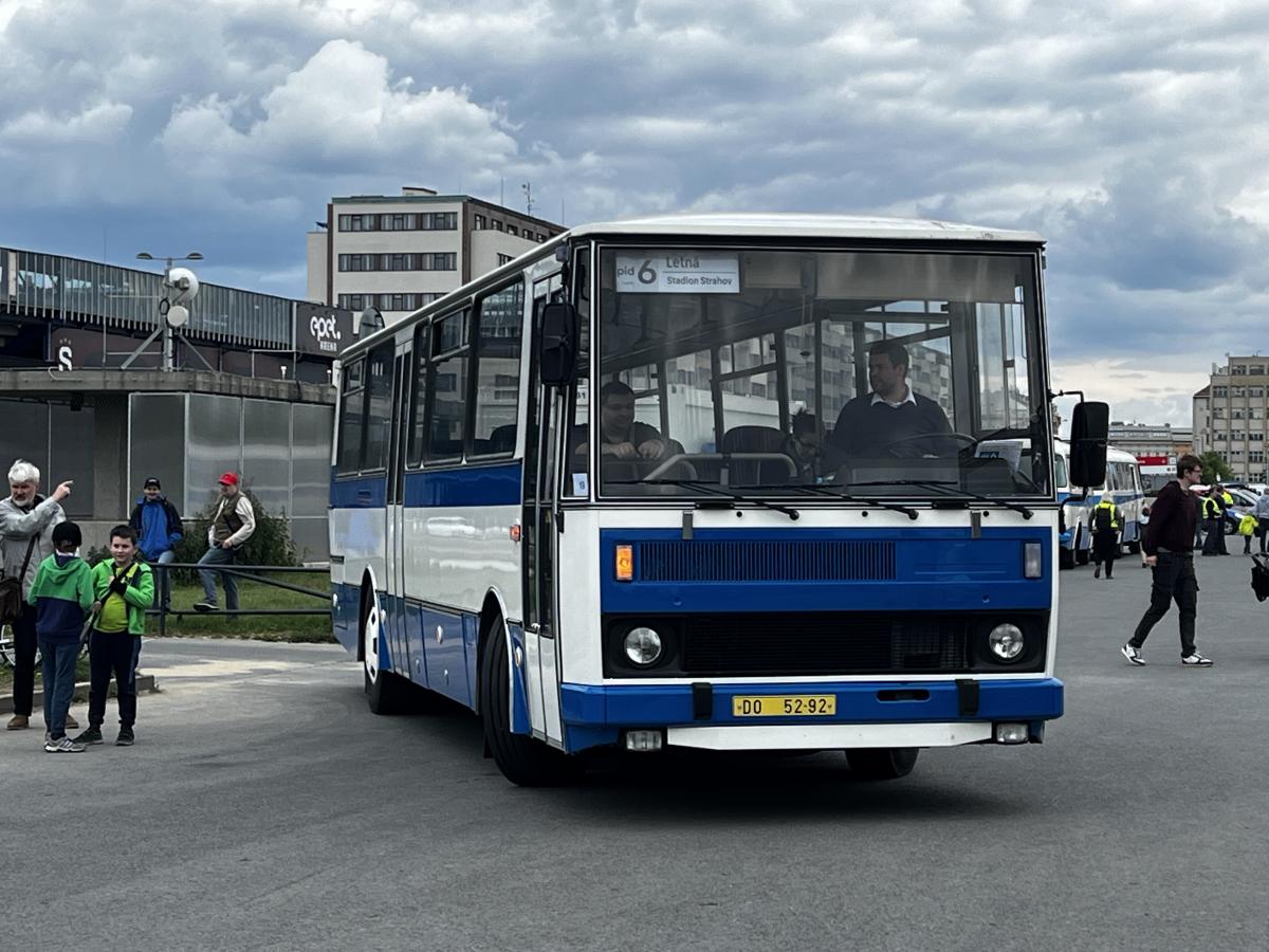 Autobusy v Praze na Letné a Vega Tour 17. května 2025