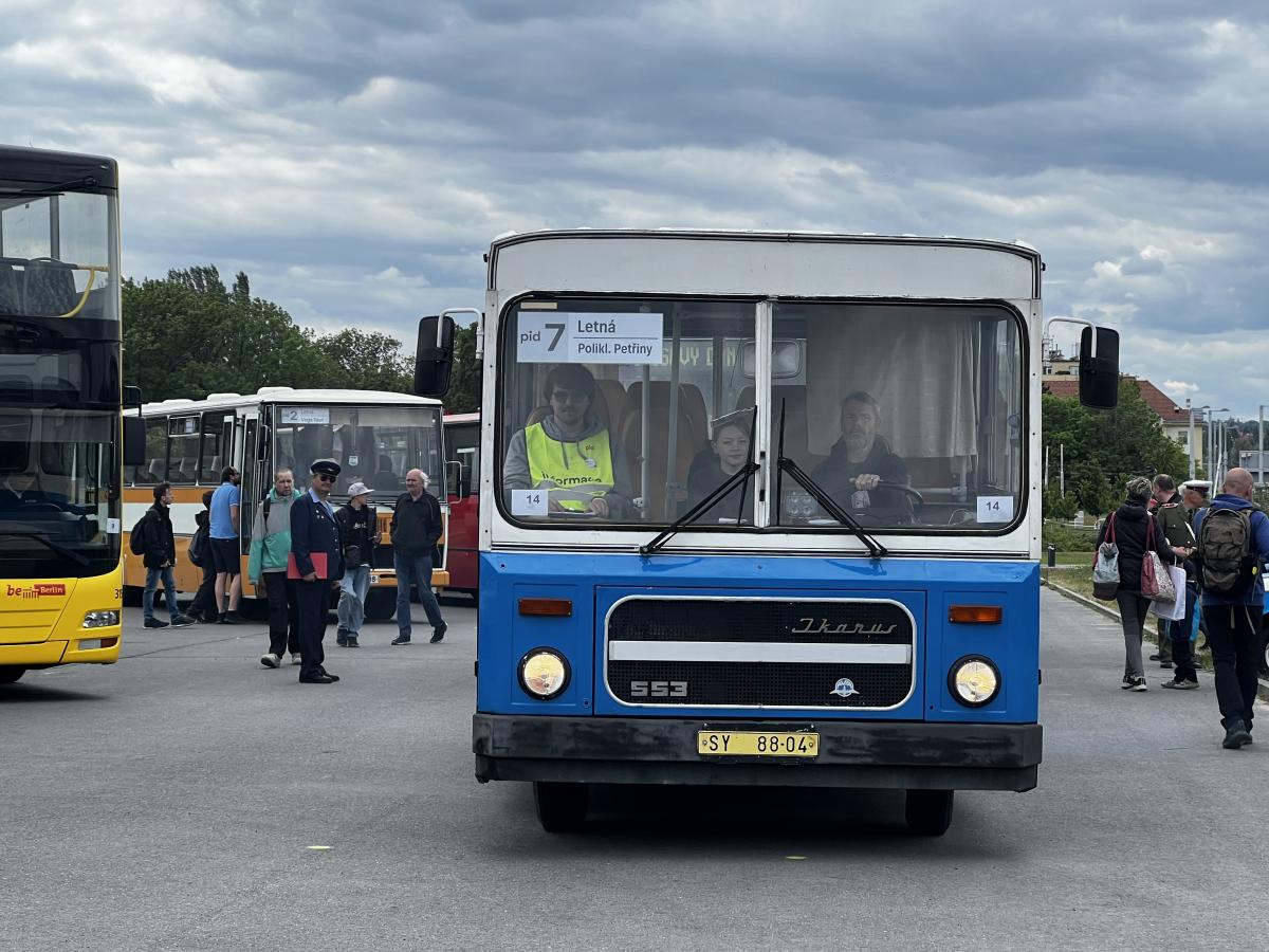 Autobusy v Praze na Letné a Vega Tour 17. května 2025