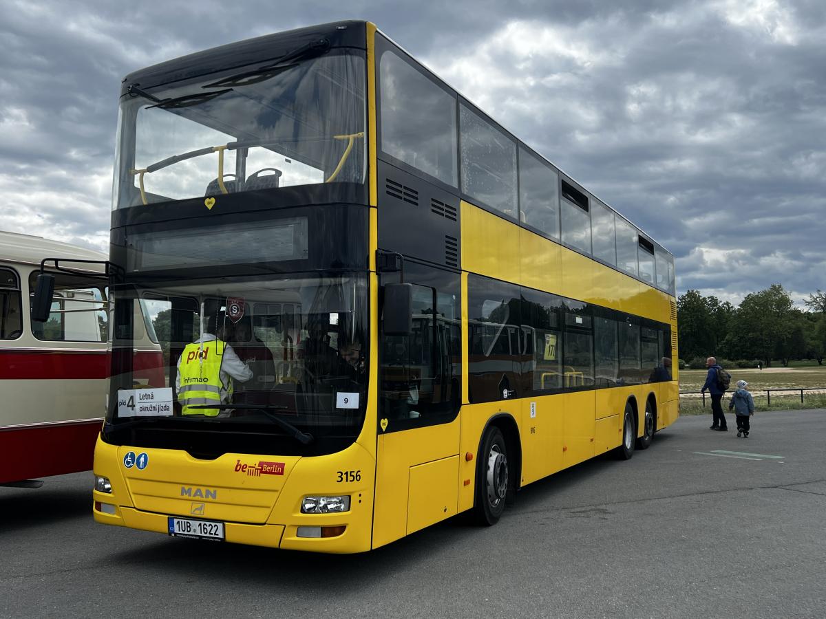 Autobusy v Praze na Letné a Vega Tour 17. května 2025