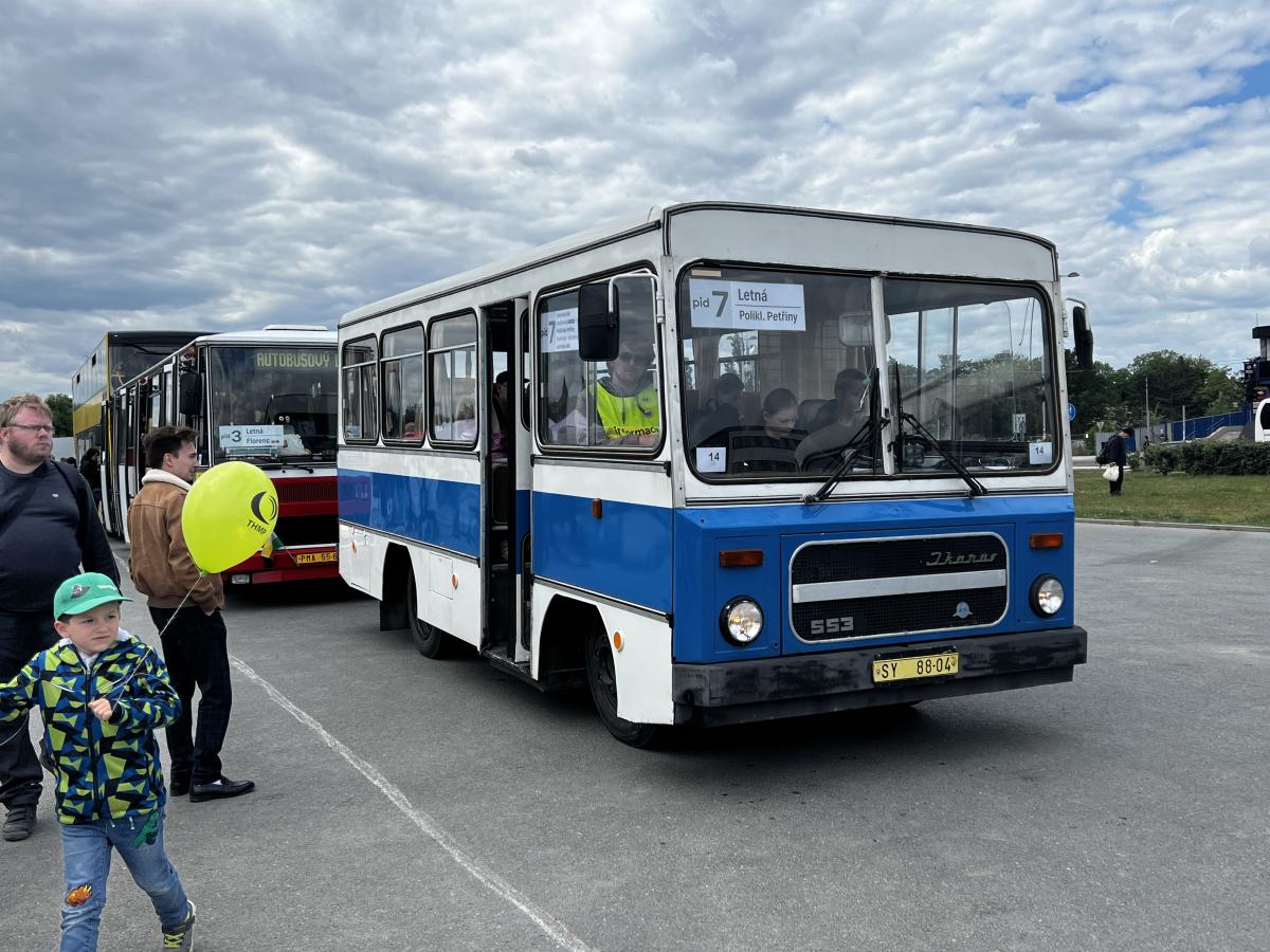 Autobusy v Praze na Letné a Vega Tour 17. května 2025