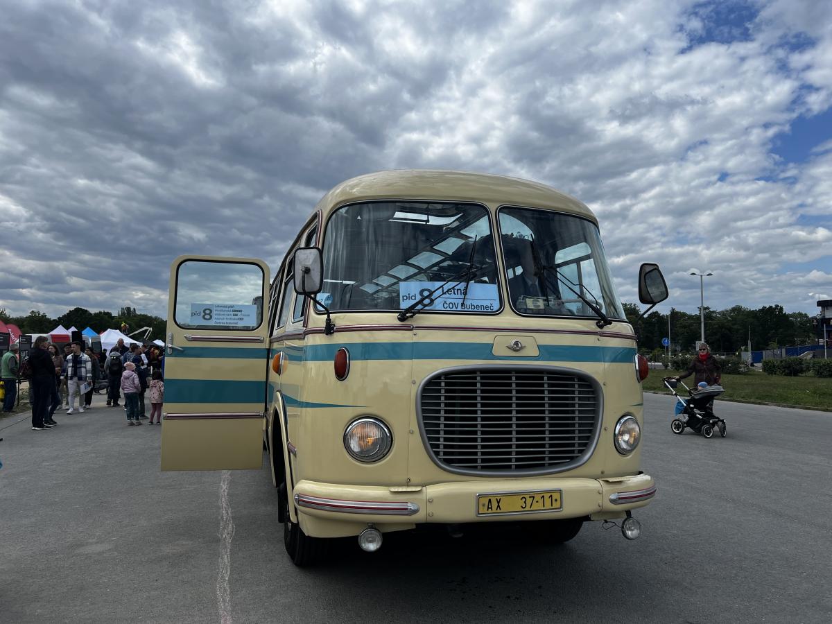 Autobusy v Praze na Letné a Vega Tour 17. května 2025