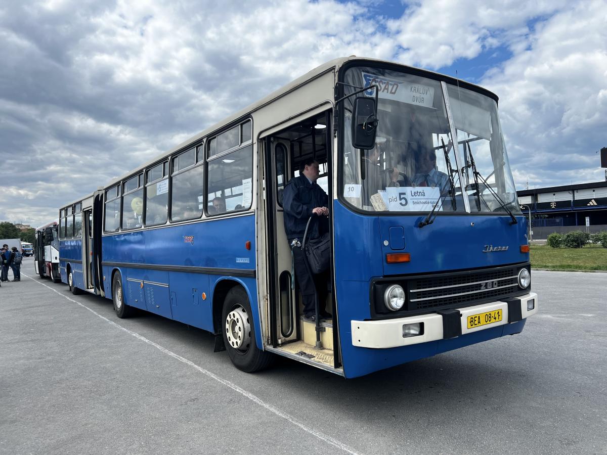 Autobusy v Praze na Letné a Vega Tour 17. května 2025