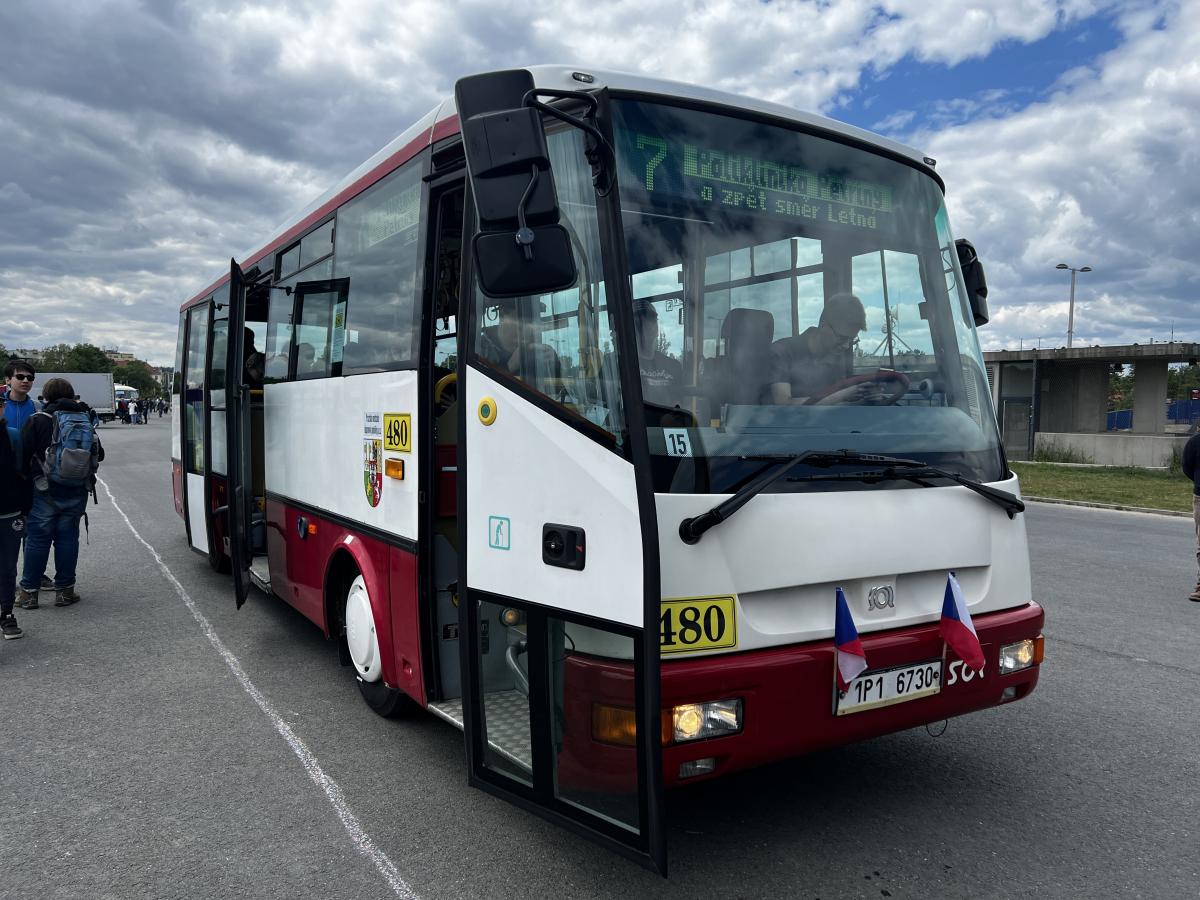 Autobusy v Praze na Letné a Vega Tour 17. května 2025