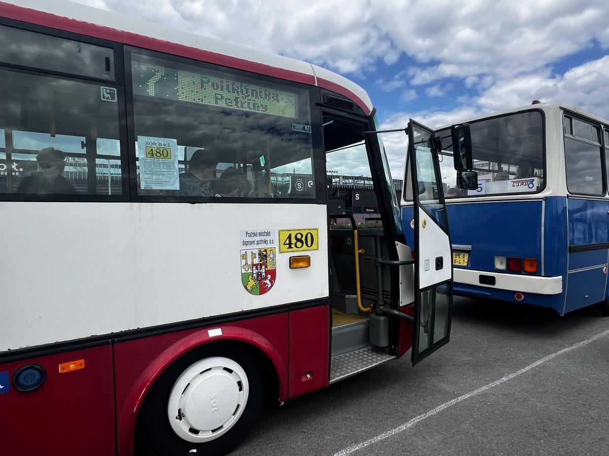 Autobusy v Praze na Letné a Vega Tour 17. května 2025