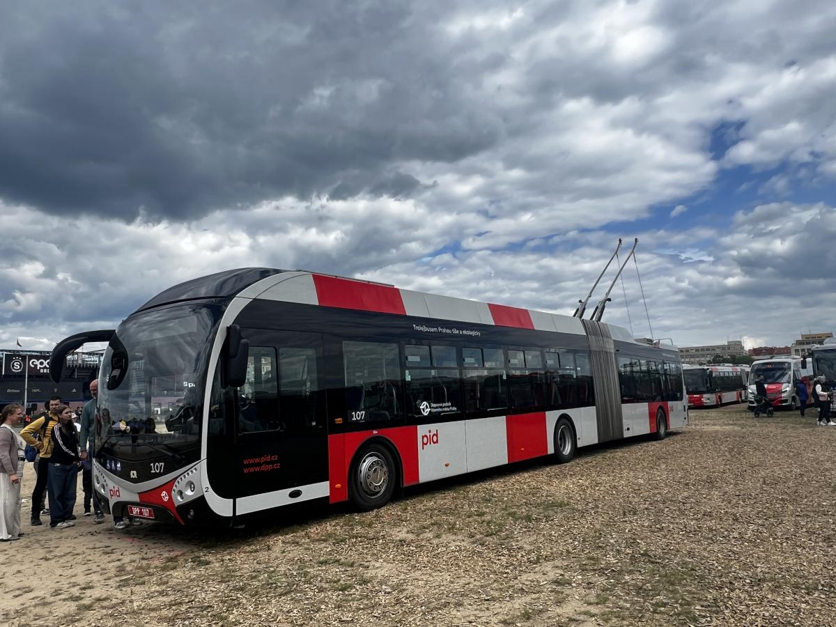 Autobusy v Praze na Letné a Vega Tour 17. května 2025