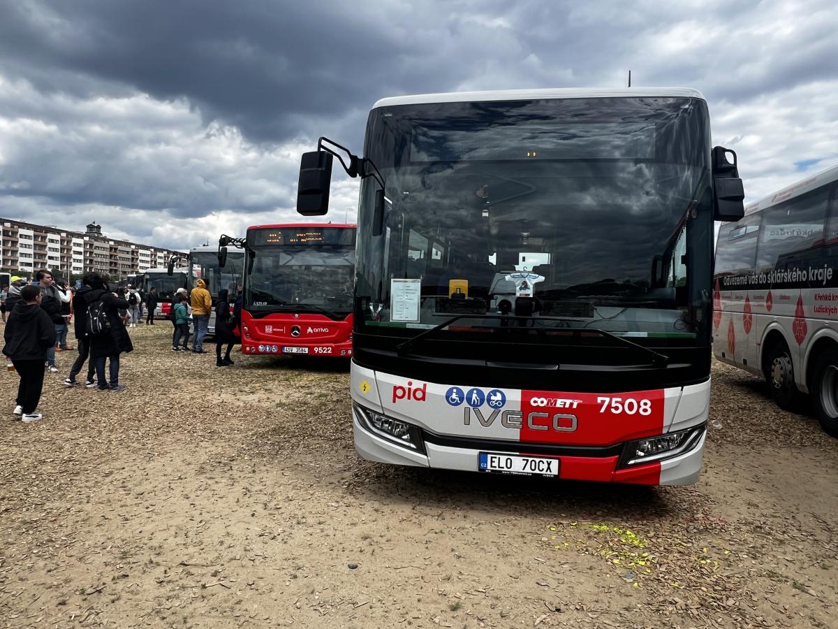 Autobusy v Praze na Letné a Vega Tour 17. května 2025