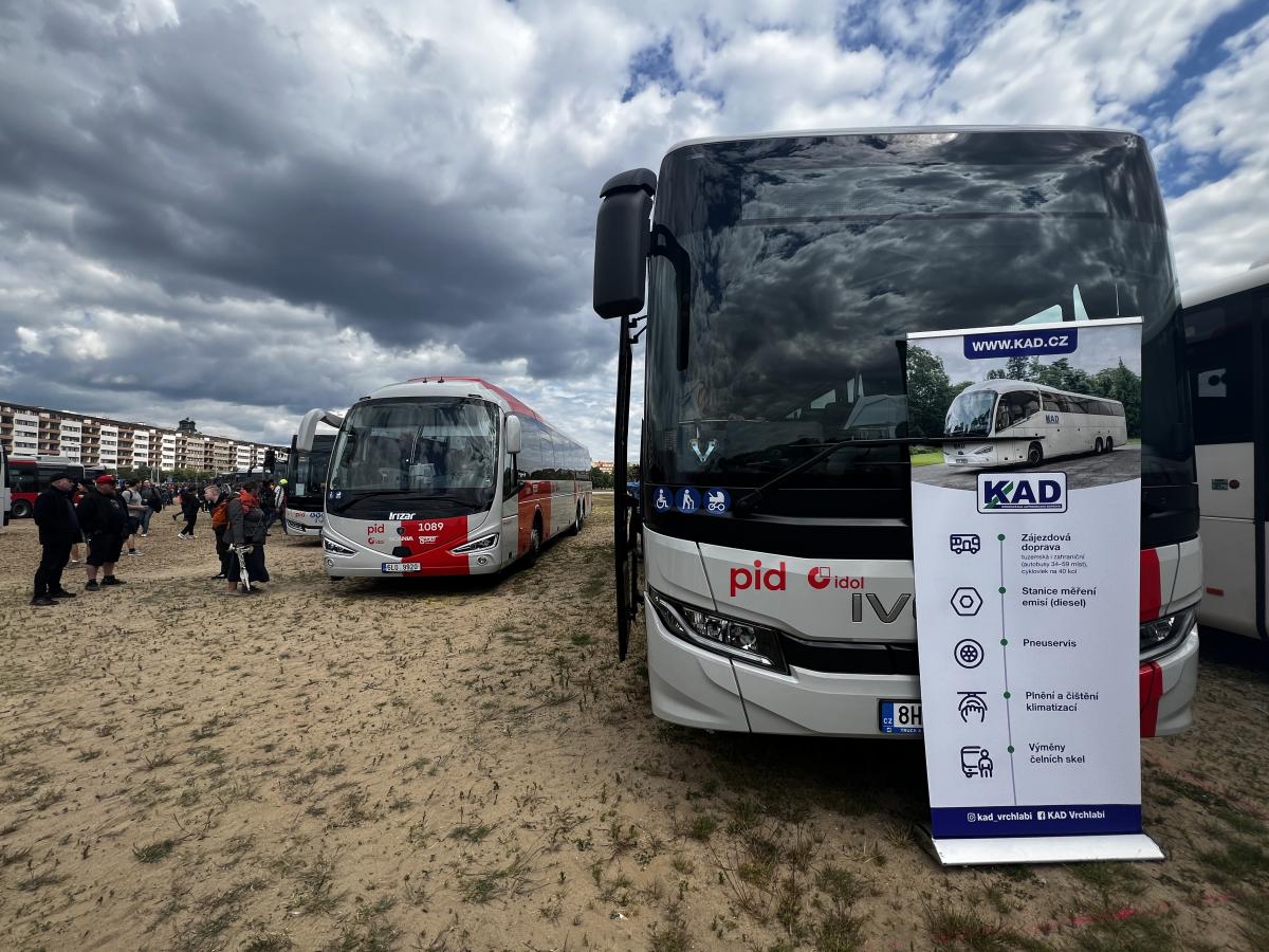 Autobusy v Praze na Letné a Vega Tour 17. května 2025