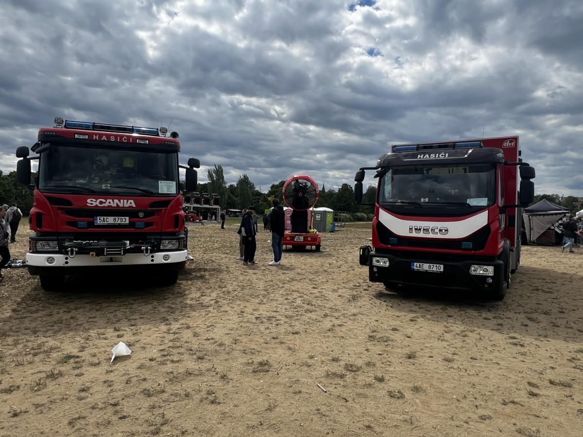 Autobusy v Praze na Letné a Vega Tour 17. května 2025