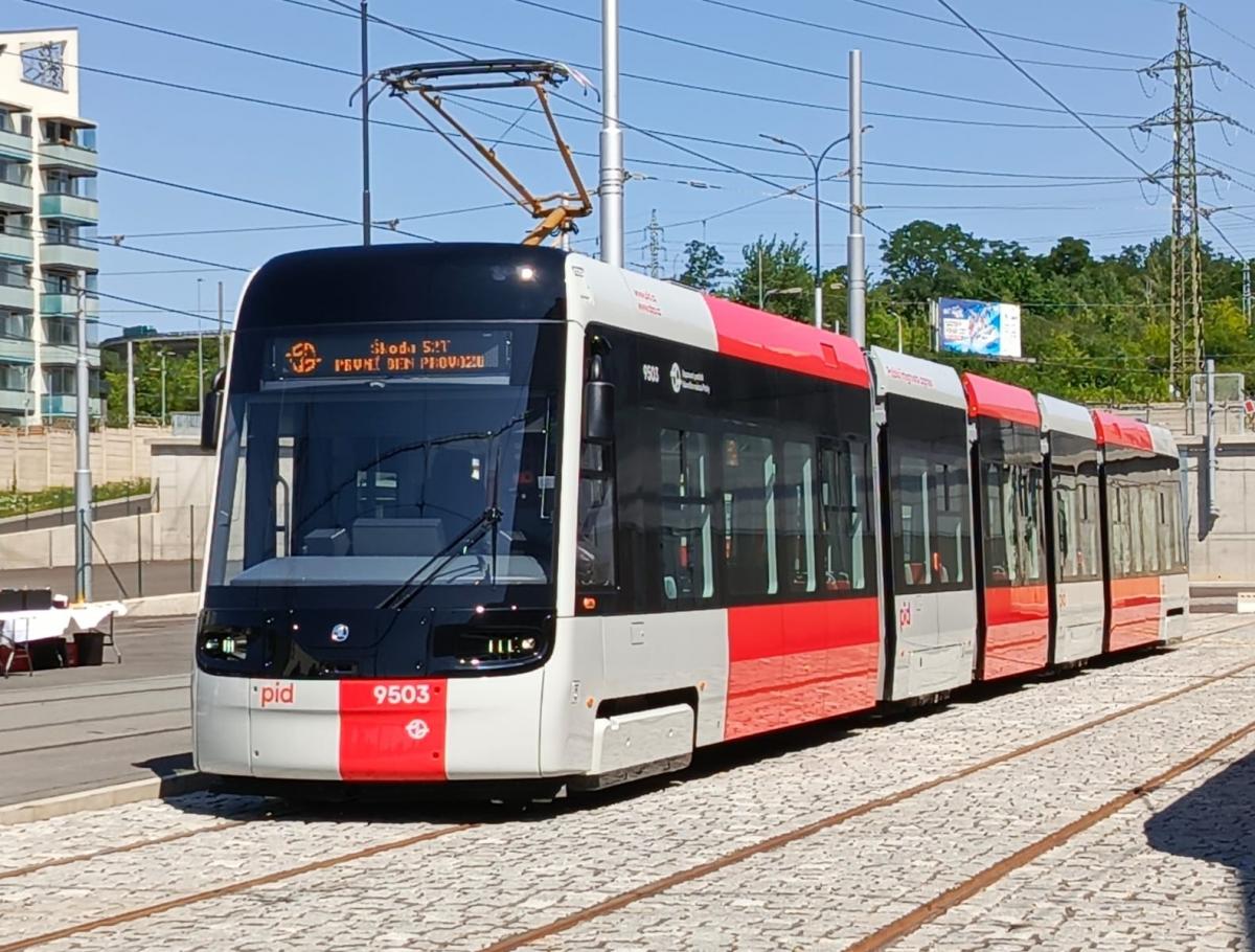 Tramvaj Škoda 52T vozí cestující na lince 12 