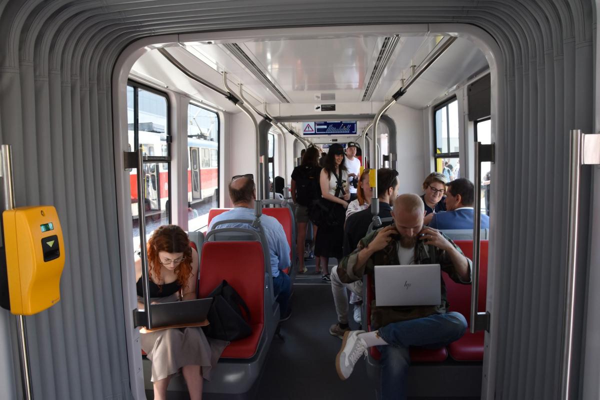 Tramvaj Škoda 52T vozí cestující na lince 12
