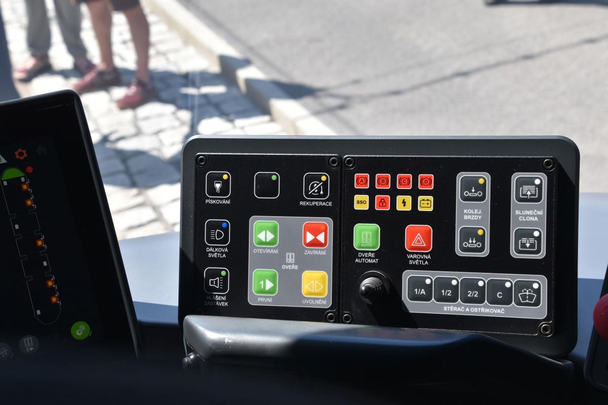 Tramvaj Škoda 52T vozí cestující na lince 12