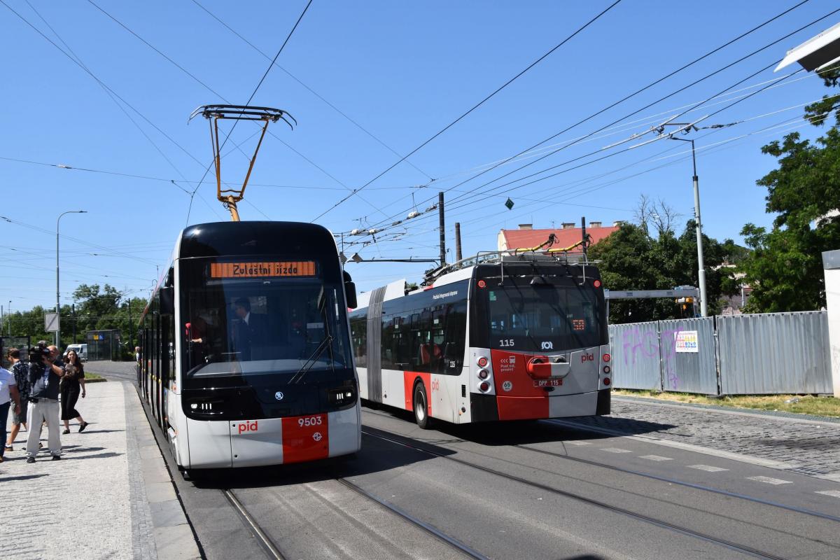 Tramvaj Škoda 52T vozí cestující na lince 12