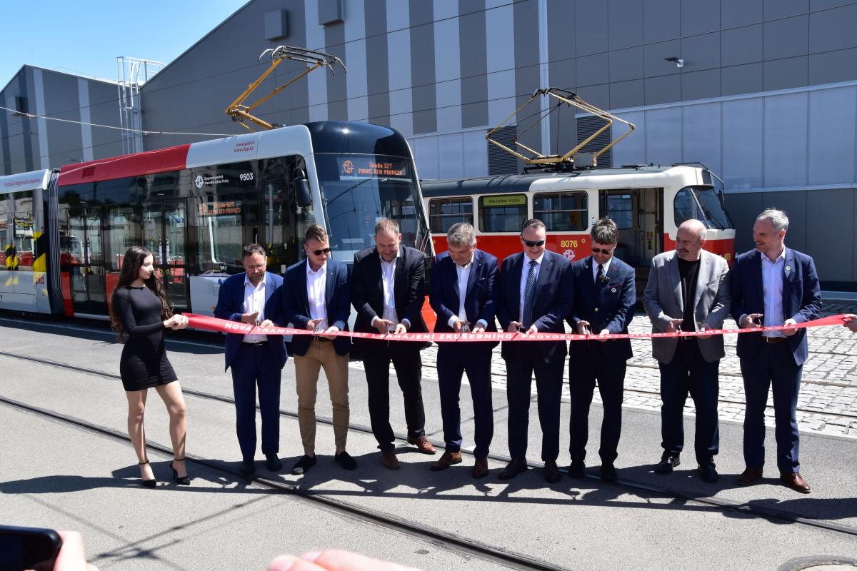 Tramvaj Škoda 52T vozí cestující na lince 12