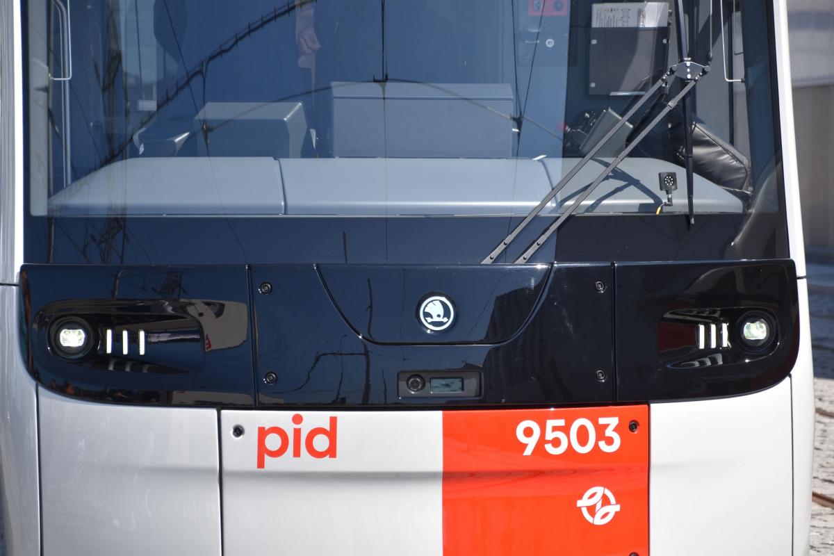 Tramvaj Škoda 52T vozí cestující na lince 12