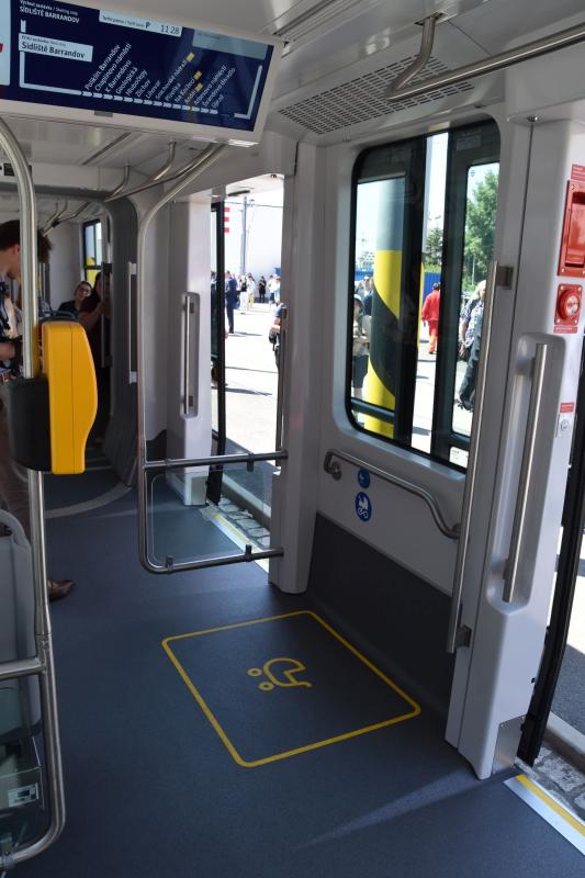 Tramvaj Škoda 52T vozí cestující na lince 12